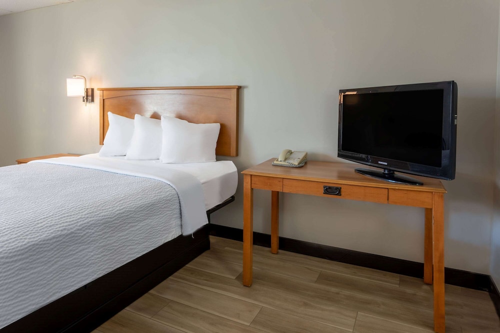 Days Inn by Wyndham Birch Run 26/36