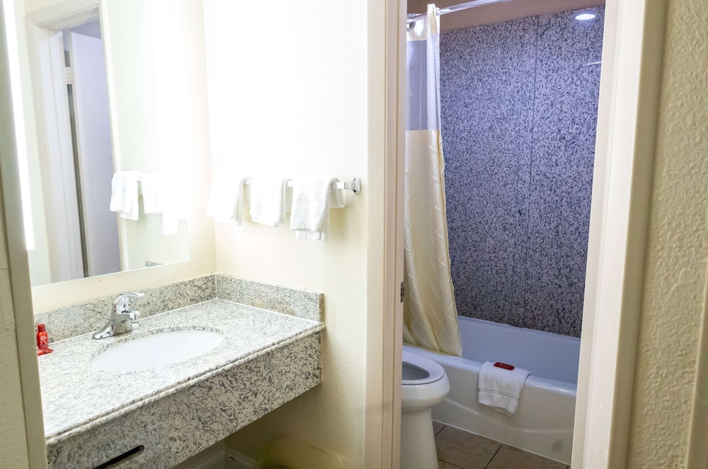 Baymont by Wyndham College Park Atlanta Airport South 48/50