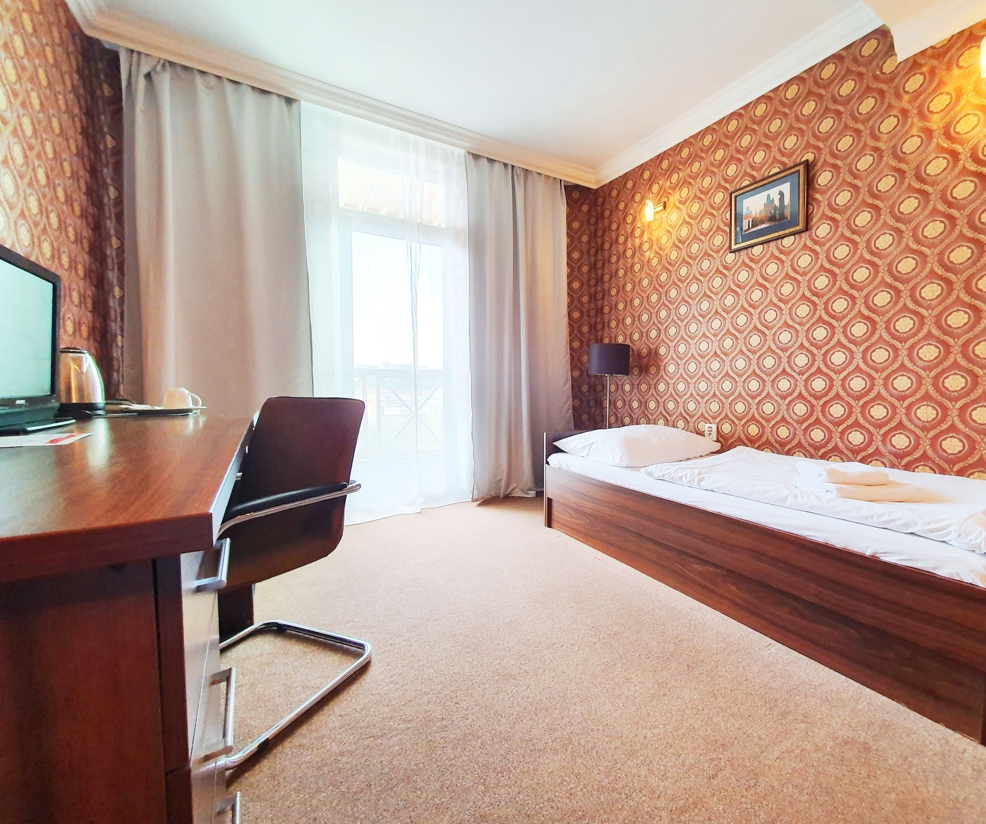 ROOM, SINGLE