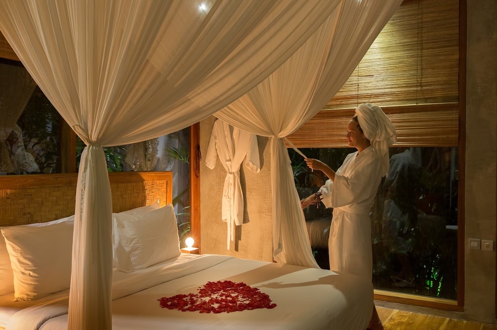 Deluxe, King Bed, Pool Access, Zin Berawa Villas & Bungalows 4/9