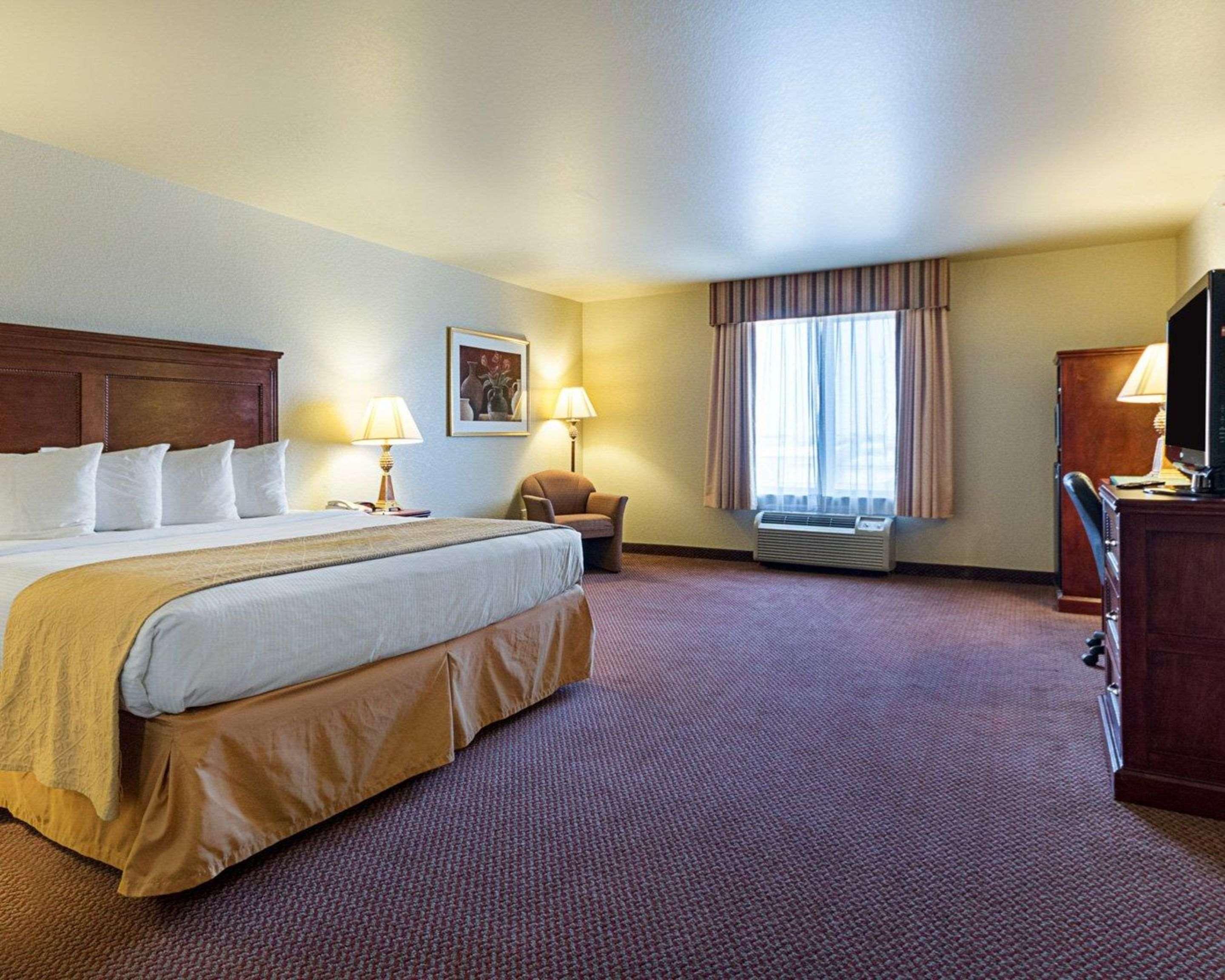ROOM, KING BED