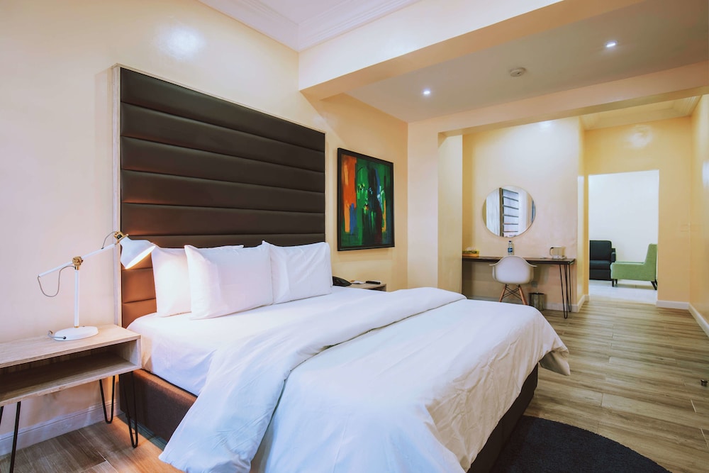SUITE, KING BED
