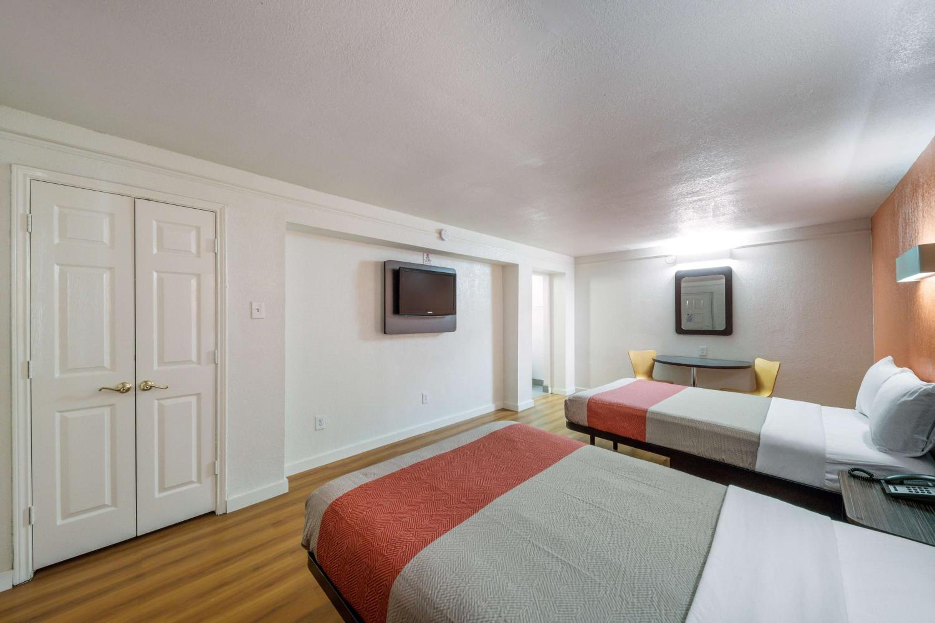 2 Full Beds - Smoking
