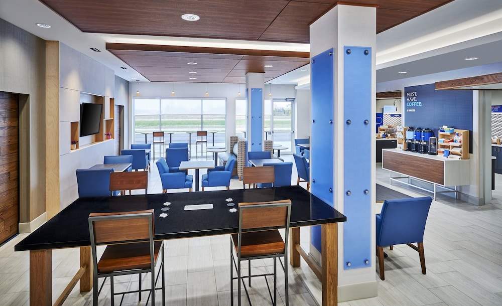 Holiday Inn Express & Suites Windsor East – Lakeshore, an IHG Hotel 40/70