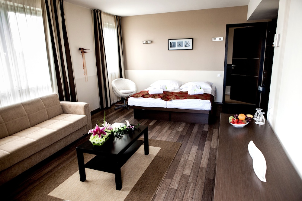 CE Plaza Hotel 8/33