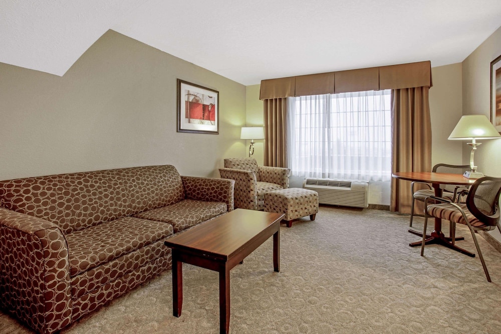 La Quinta Inn & Suites by Wyndham Bismarck 45/62
