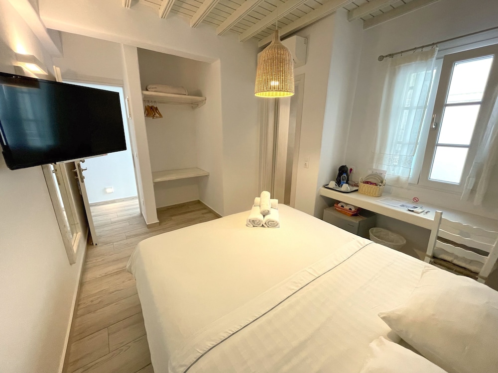 ROOM, DOUBLE BED