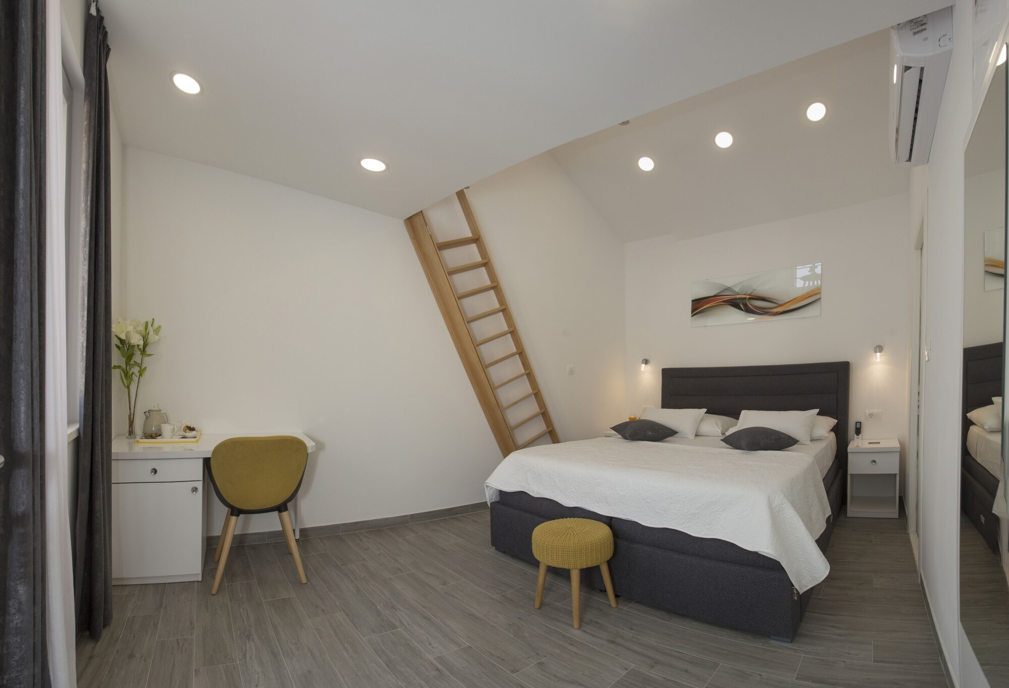 Deluxe, Queen Bed, Shared Terrace، Central Old Town Rooms 7/10