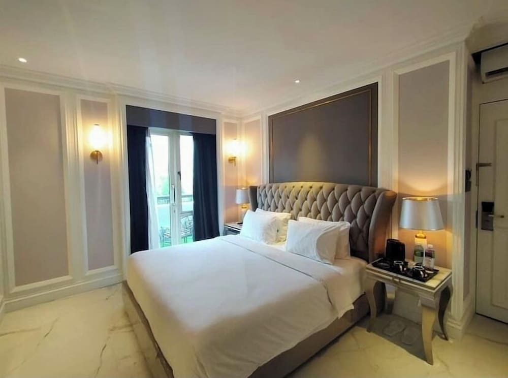 Escape, Double Bed, Balcony