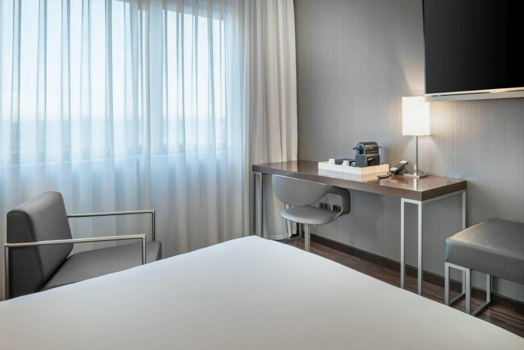 Plus, Guest Room, Standard, King Bed