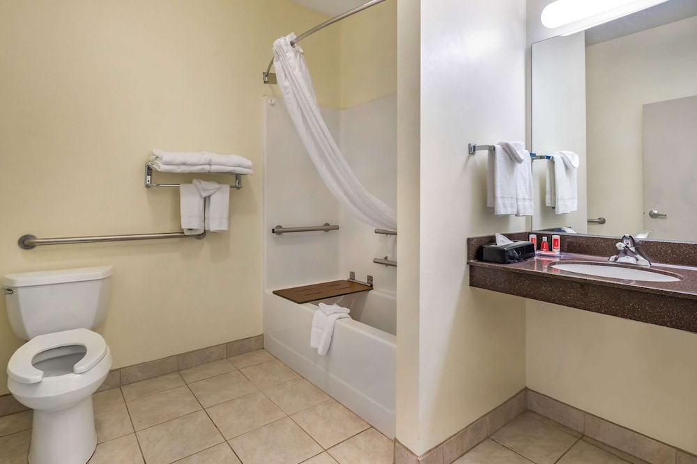 Econo Lodge Inn & Suites Des Moines Fairgrounds Area 13/37