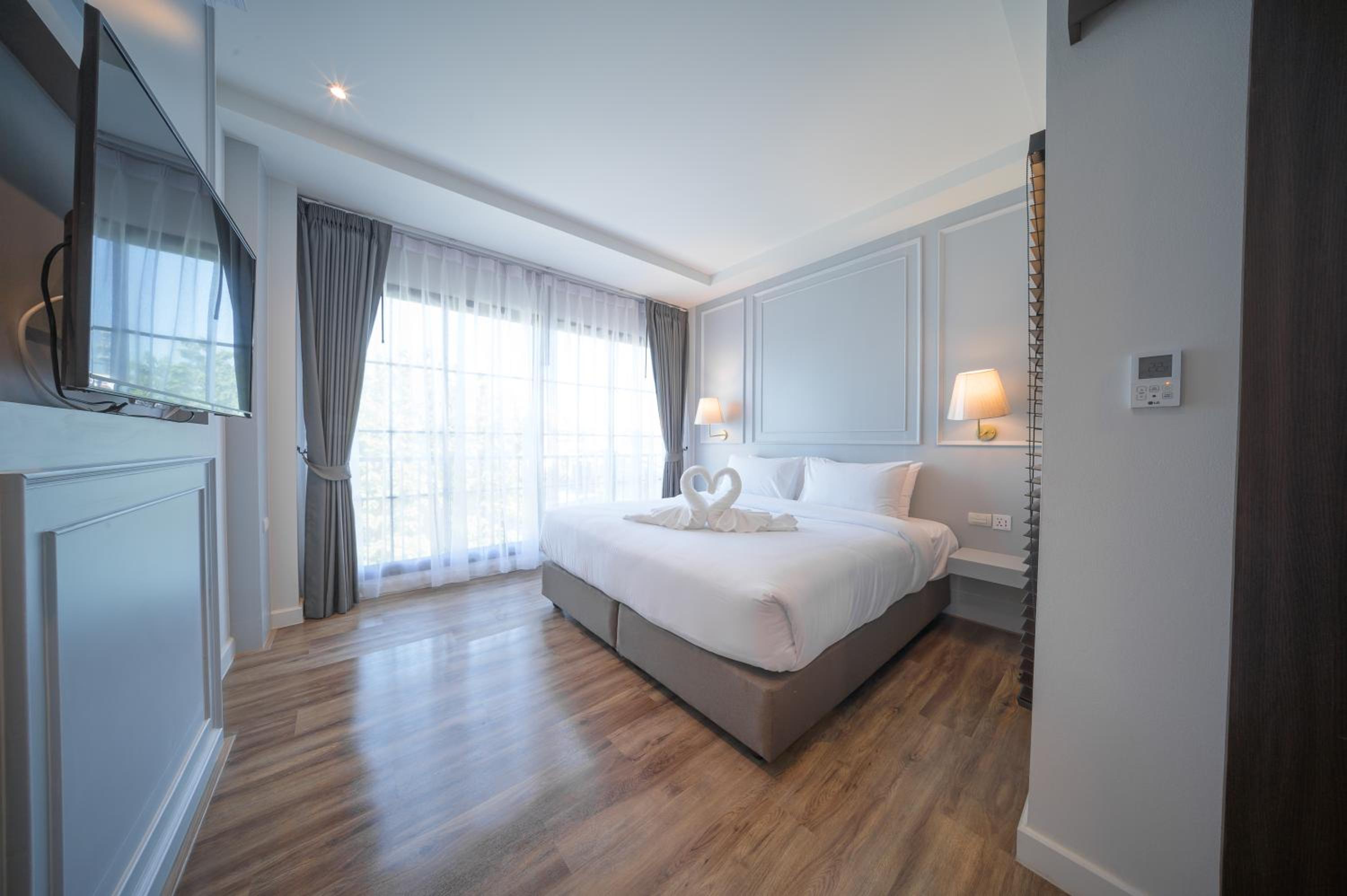 DELUXE, DOUBLE BED