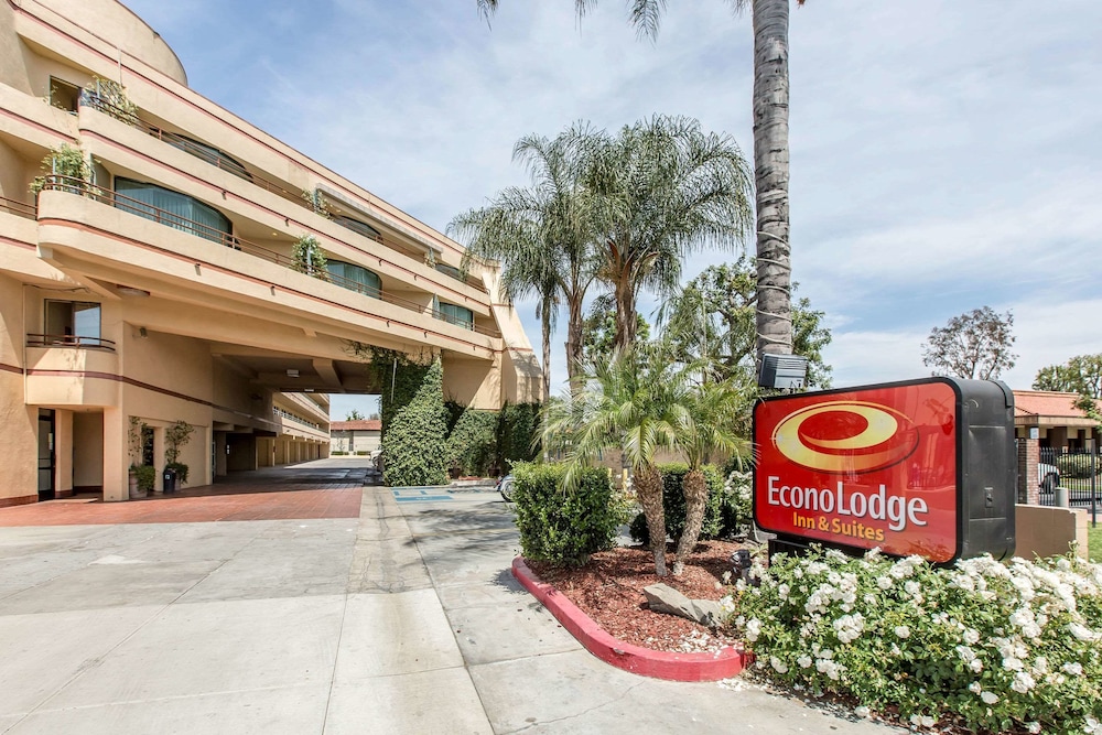 Econo Lodge Inn & Suites Riverside Corona 4/34