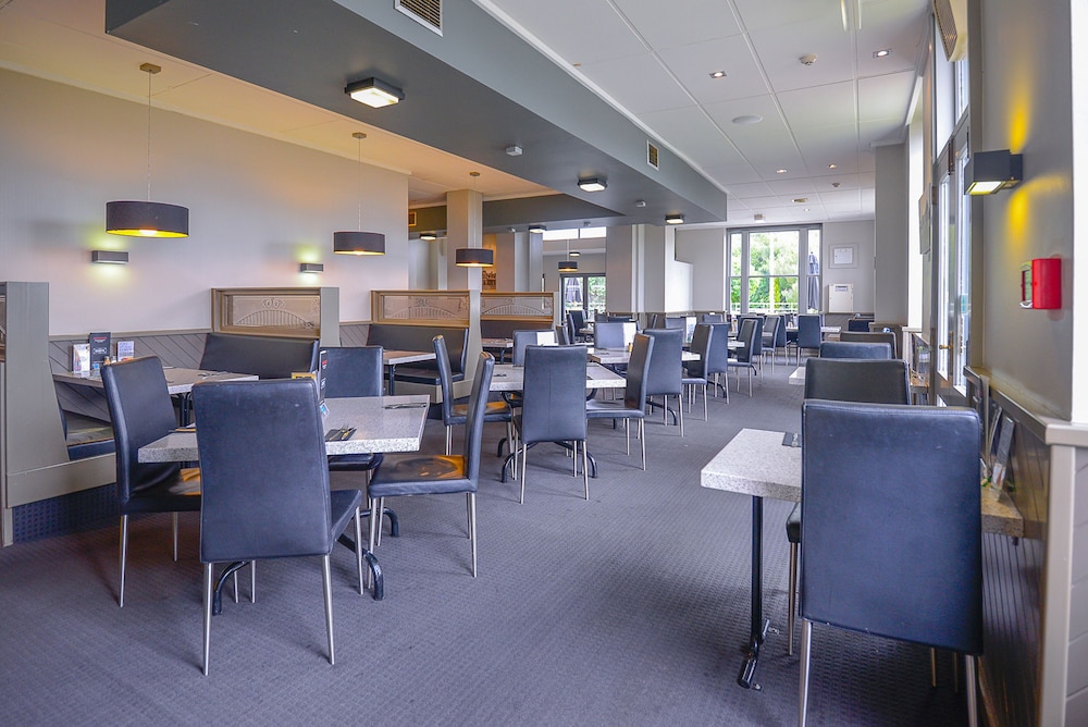 The Racecourse Hotel & Motorlodge 38/53
