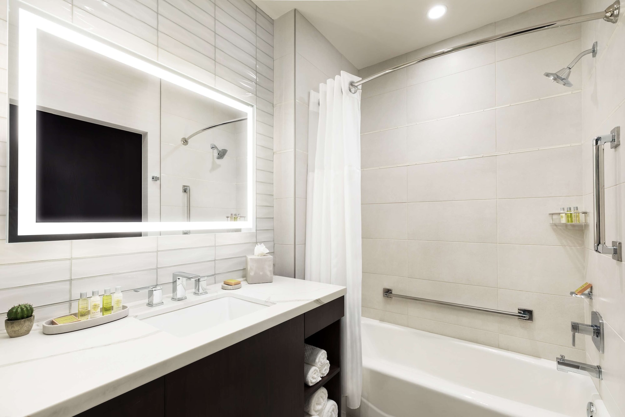 غرفة ديلوكس بسرير كينج بشرفة لذوي الإعاقة، Doubletree By Hilton Tucson Downtown Convention Center 5/5