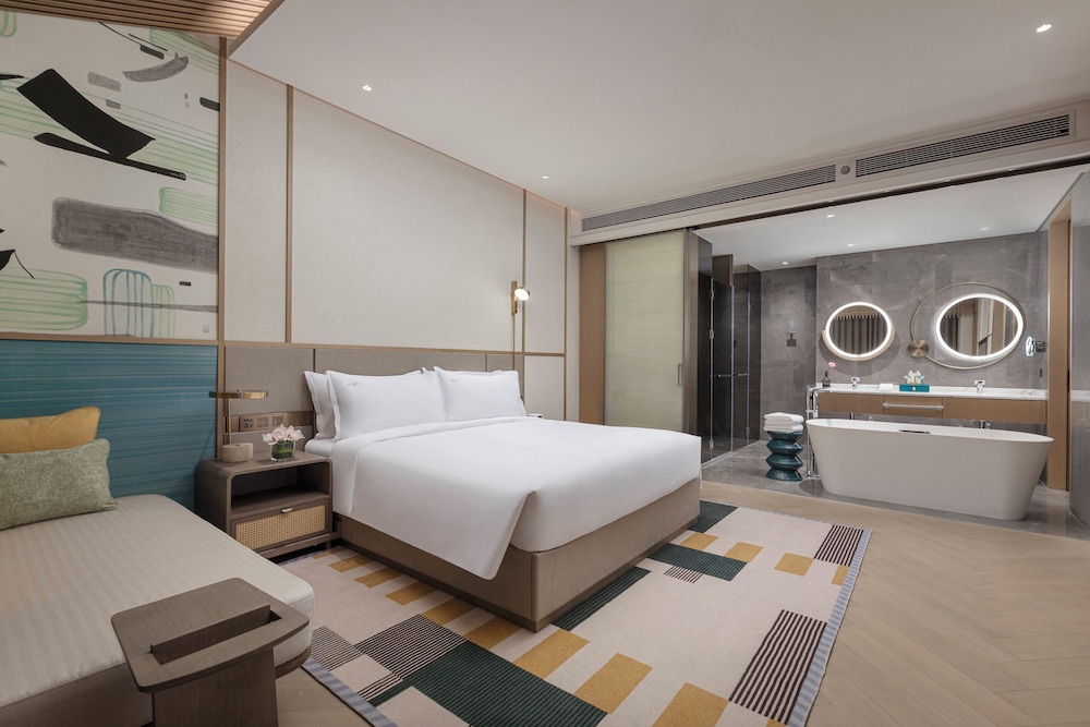 1 Bedroom, Suite, King Bed, Dining Area