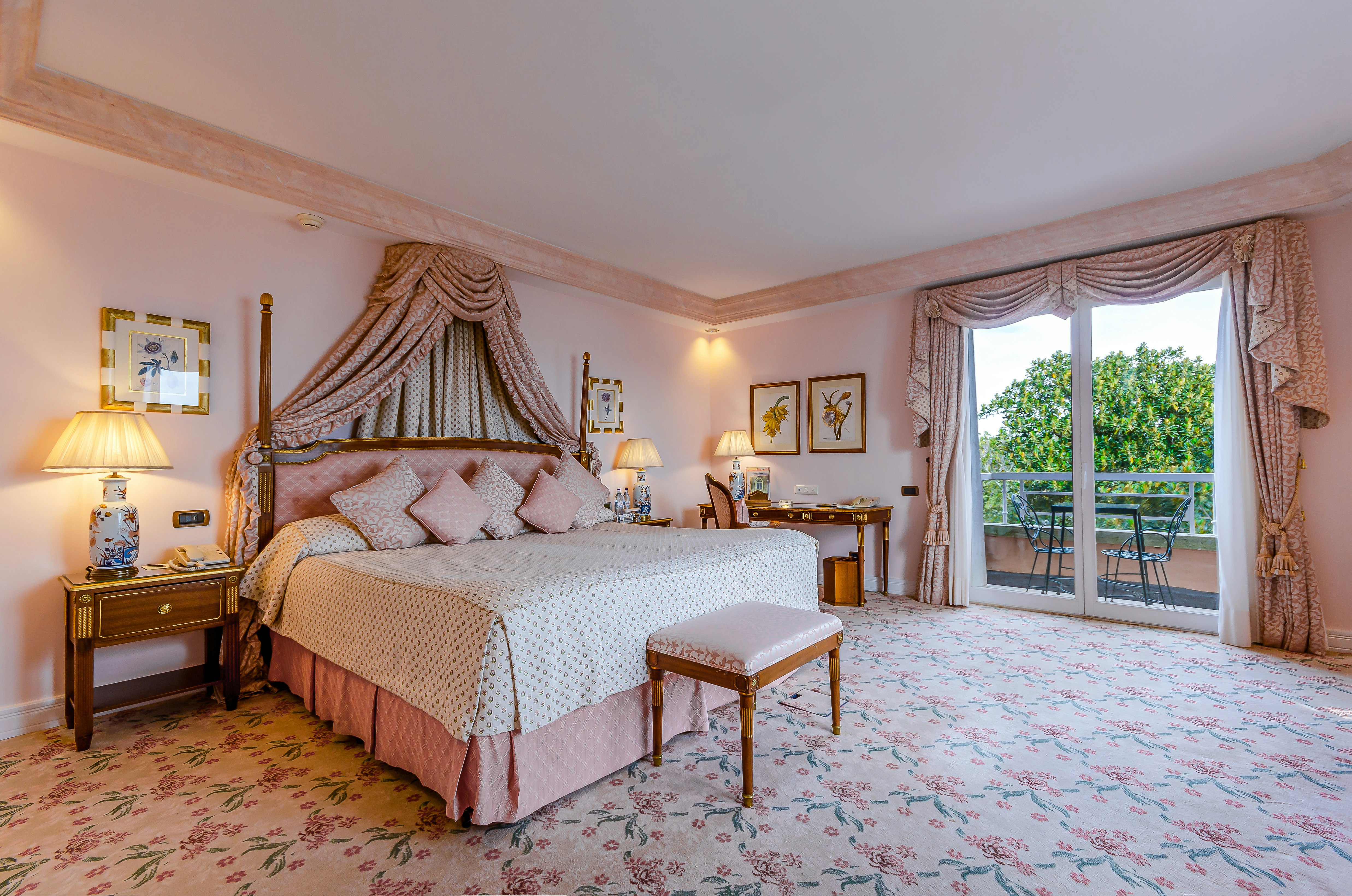 PALACE, DELUXE
