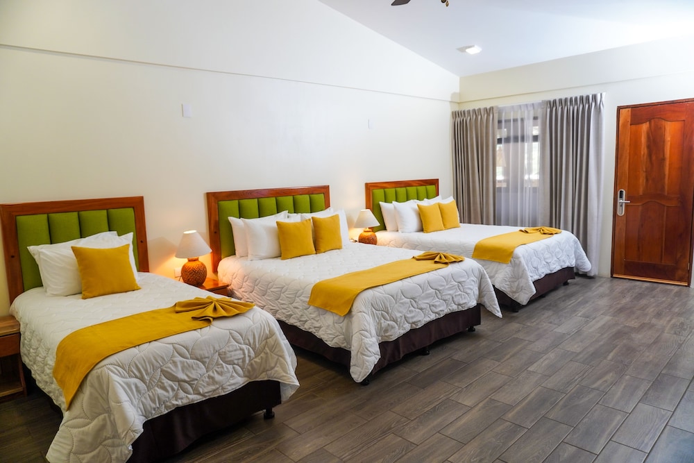 SINGLE BED, 2 QUEEN BEDS