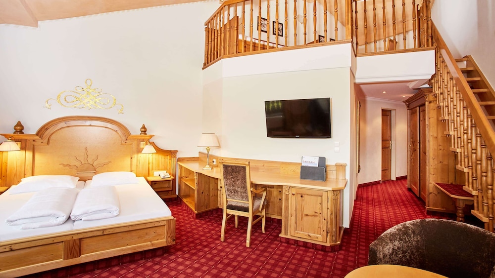 GALLERY, STUDIO, SUITE, KING BED, MOUNTAIN VIEW