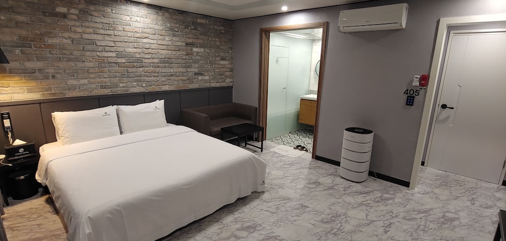 Iu Motel Changwon 12/41