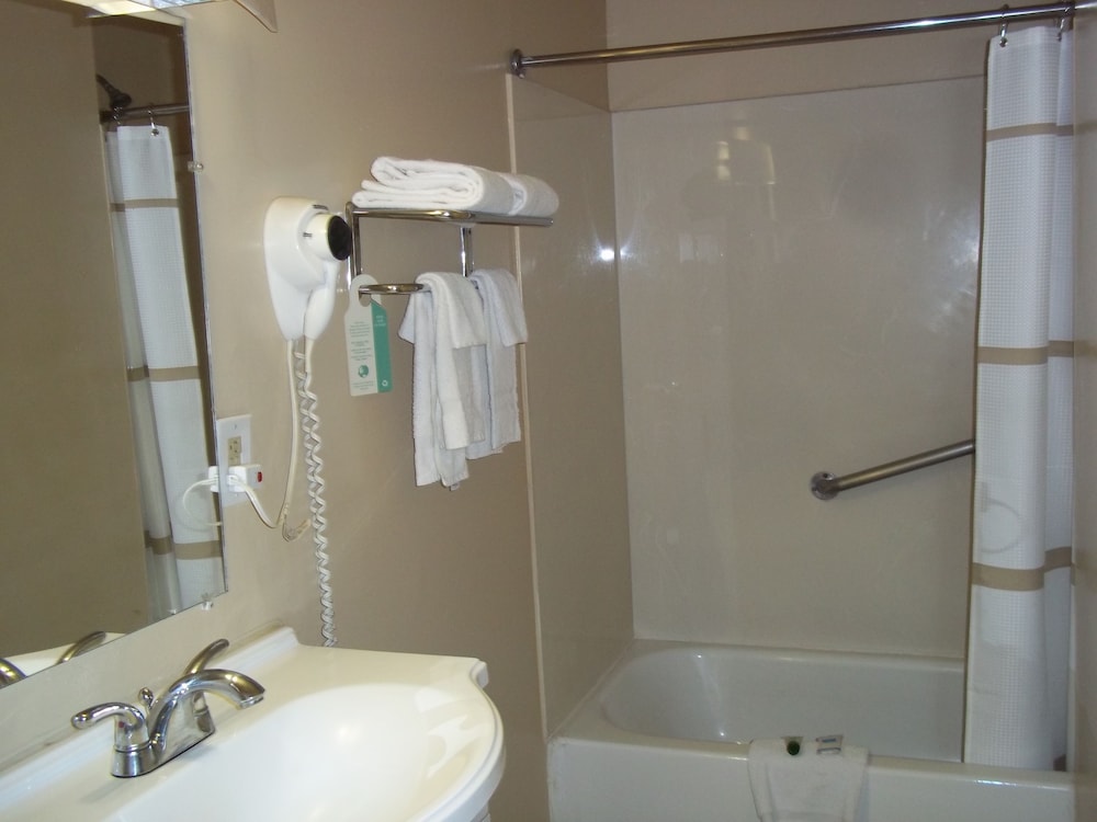 American Regency Inn Ex Rodeway Inn At Route 66 35/35