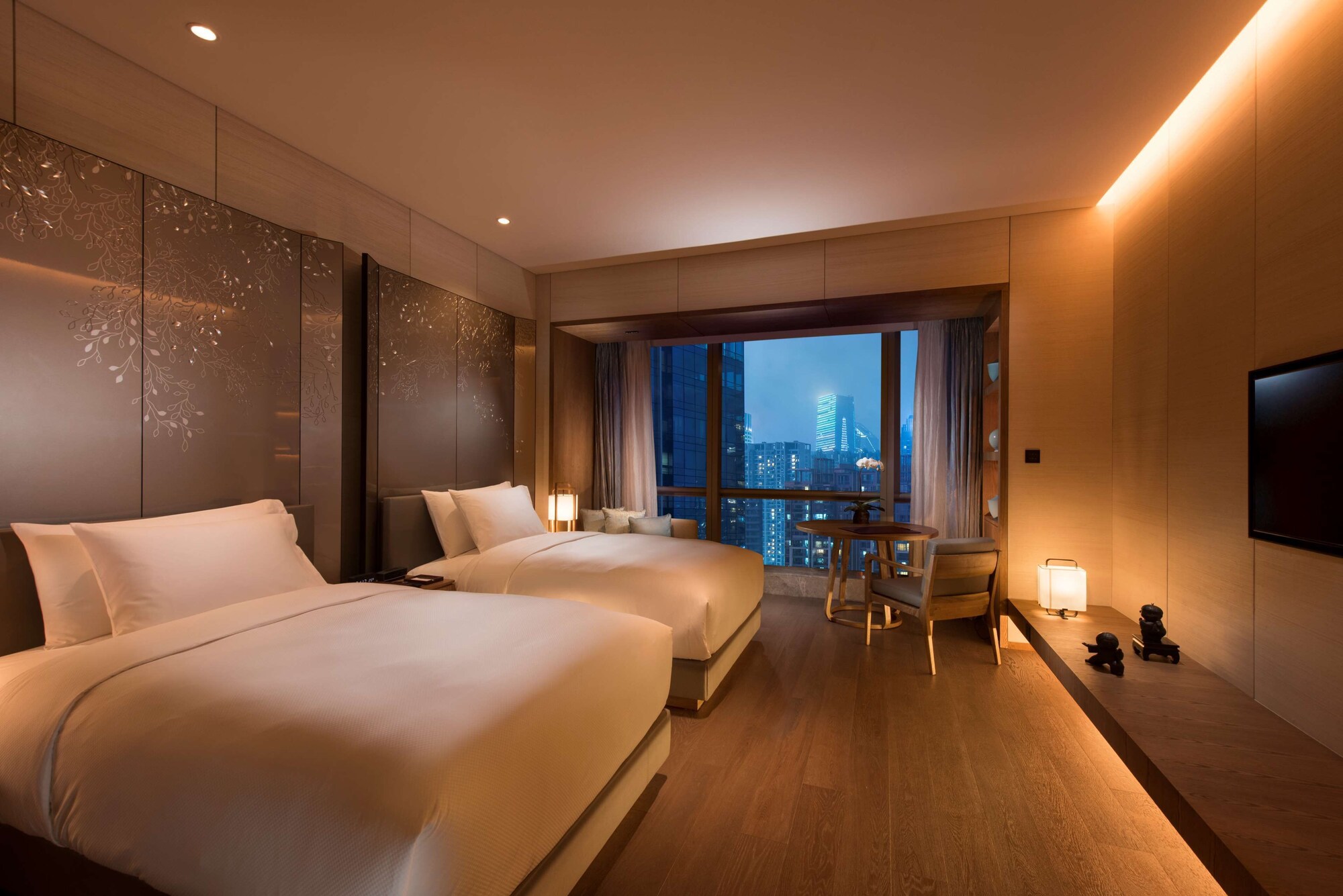 DELUXE, 2 QUEEN BEDS, RIVER AND TOWER VIEW