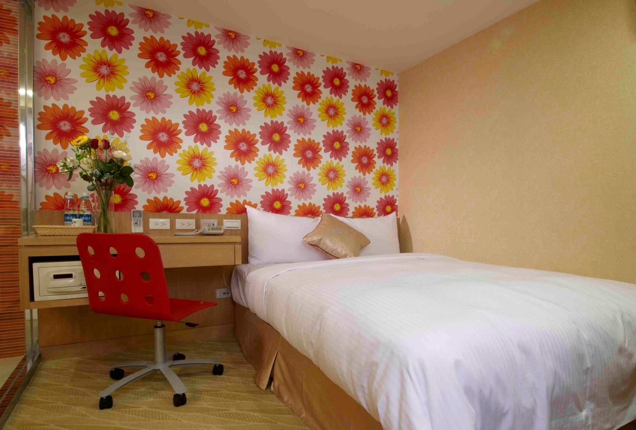 Room, Single, Double Bed, No Window
