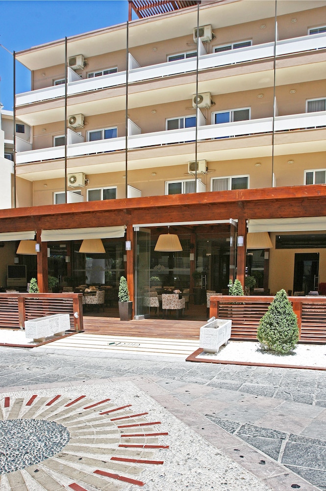 LYDIA HOTEL 2/82