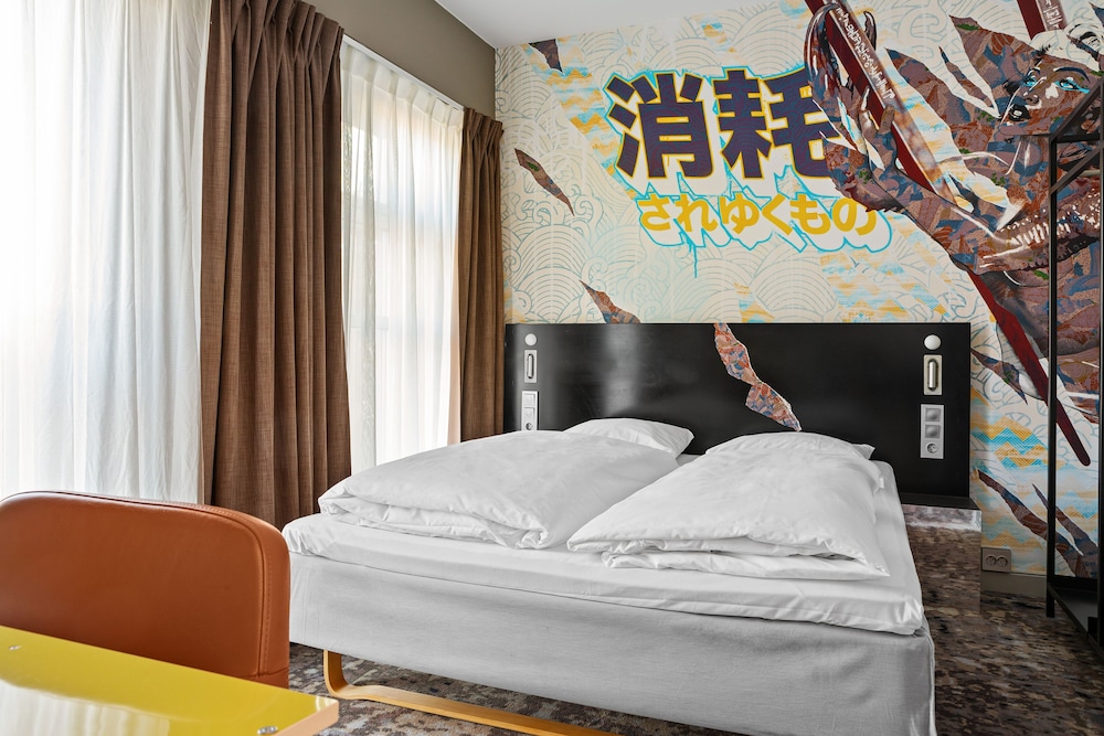 COMPACT, DOUBLE BED