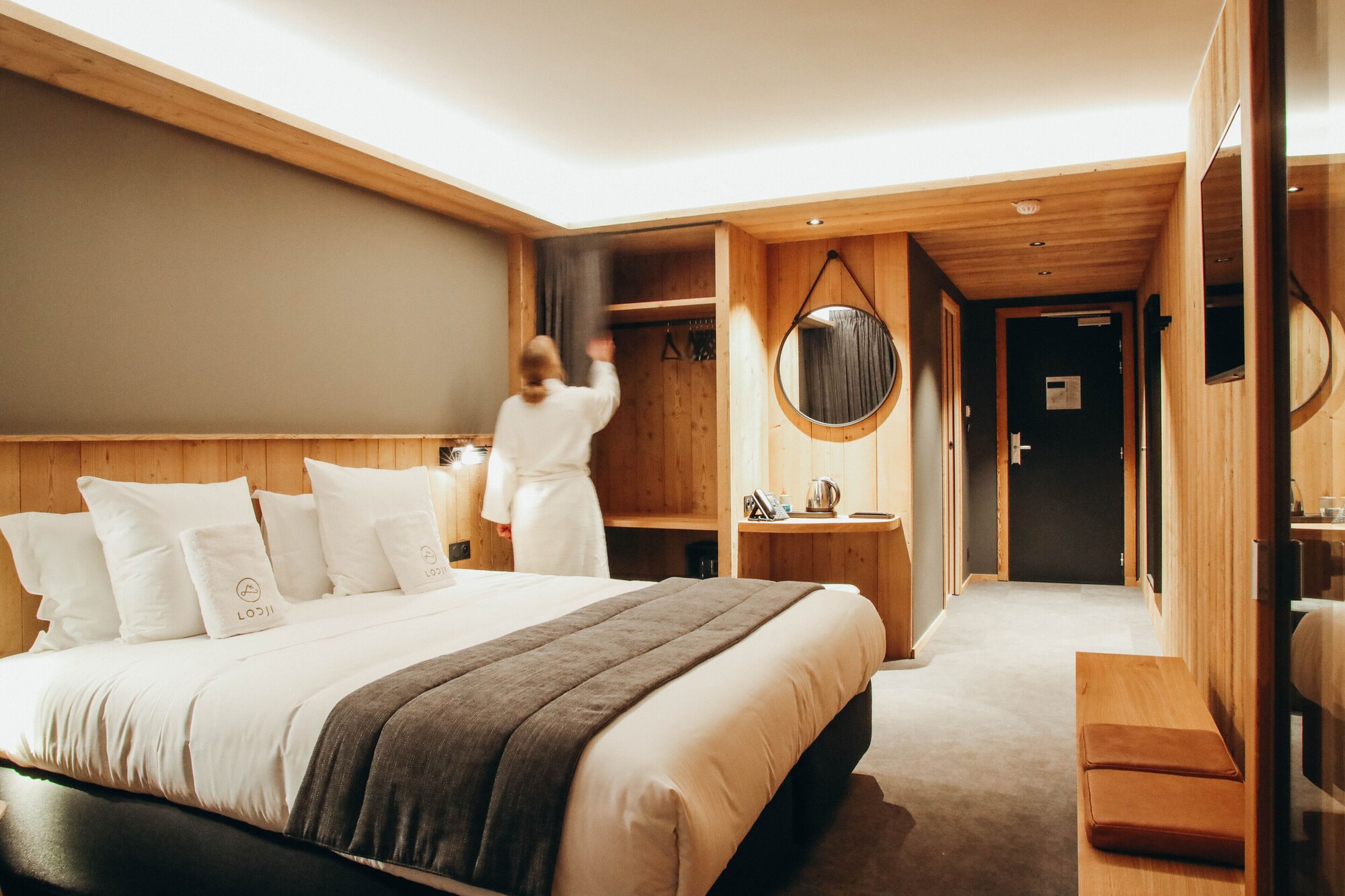 Superior, King Bed, Valley View