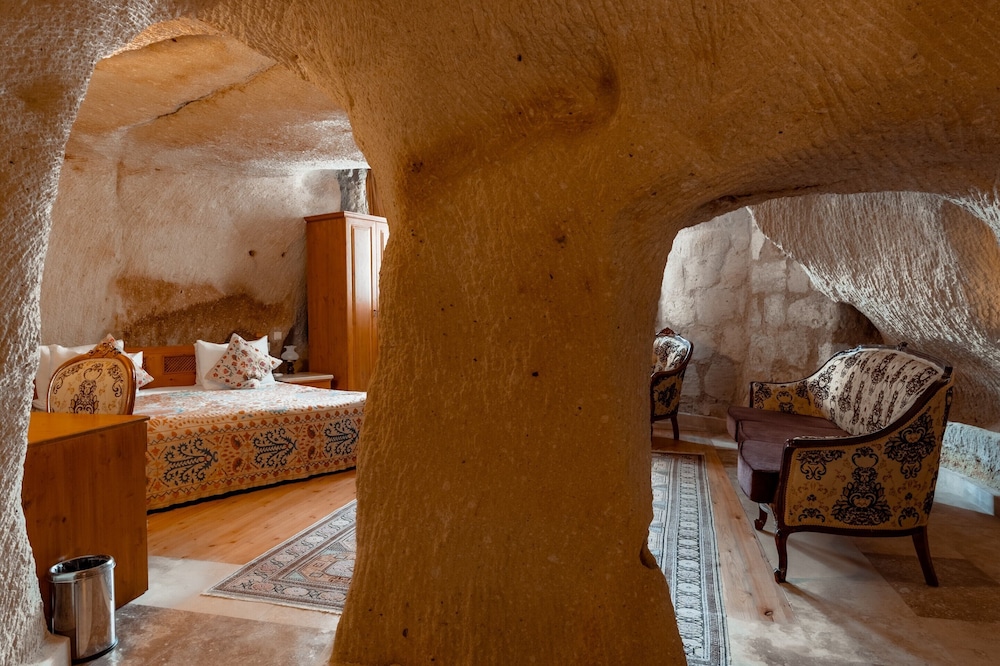 Amber Cave Suites 48/76