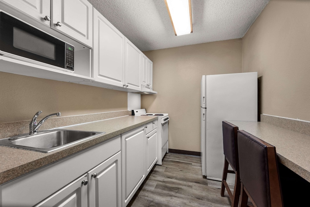 جناح بسرير كوين لذوي الإعاقة، Suburban Studios Houston North I-45 3/3