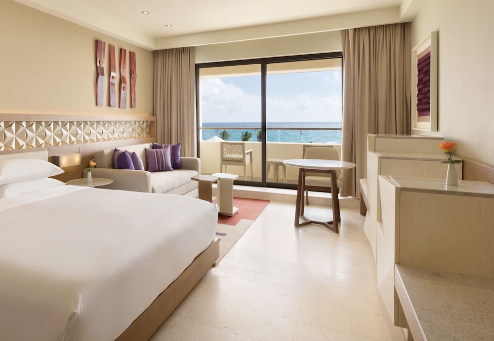 CLUB, KING BED, OCEAN FRONT