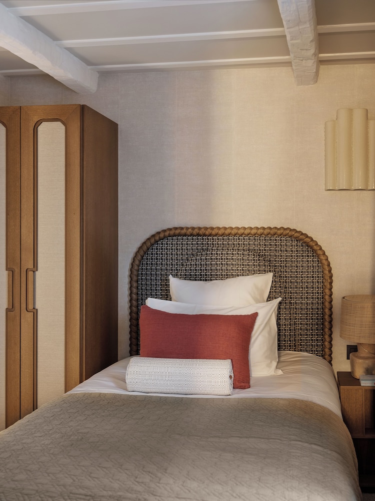 ROOM, LARGE SINGLE BED, COURTYARD AREA