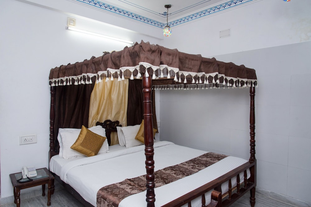 Oyo 10319 Hotel Pichola Haveli 7/16