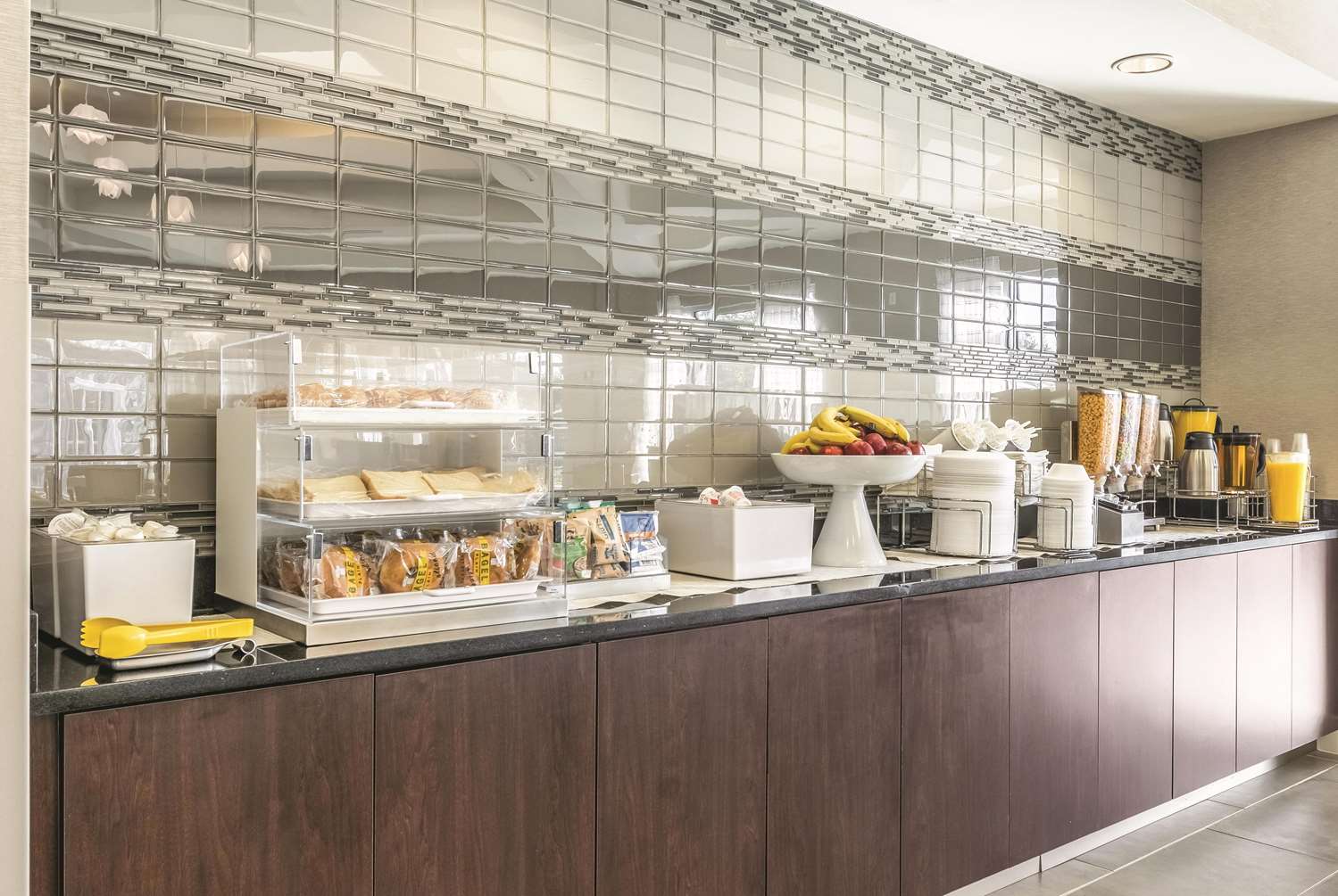 La Quinta Inn & Suites by Wyndham Alexandria Airport 6/48
