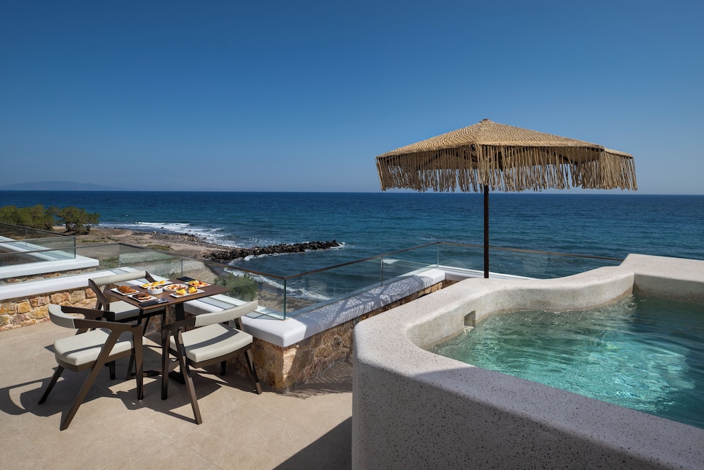 Aelia Luxury Suites 46/50