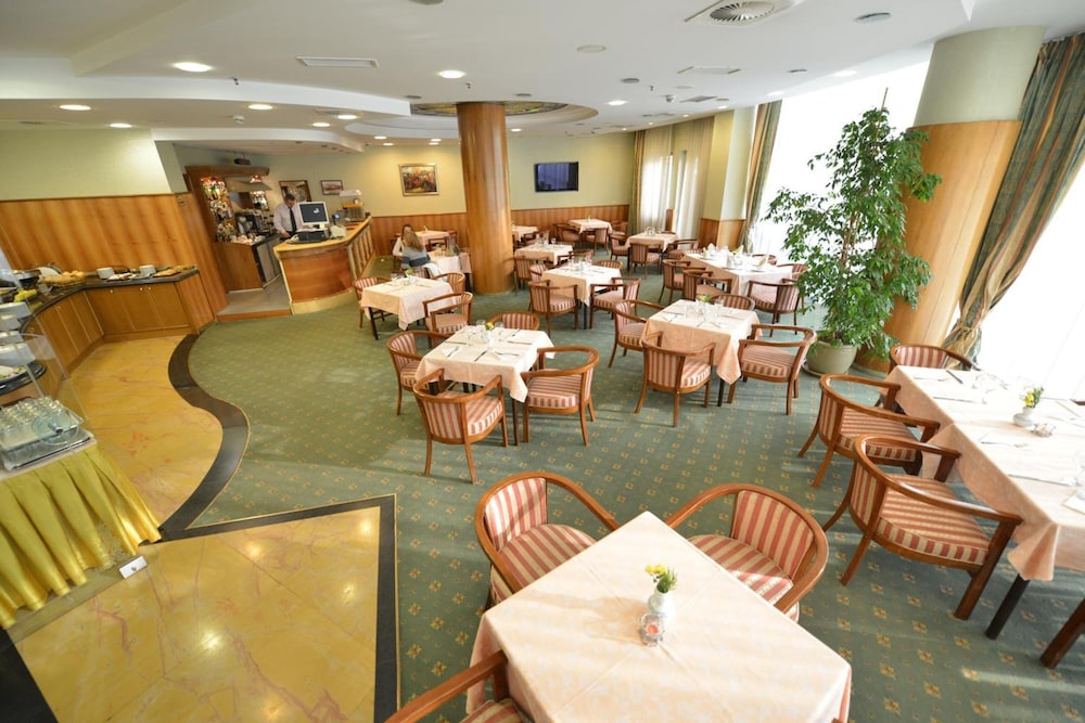 Karpos Hotel 40/50