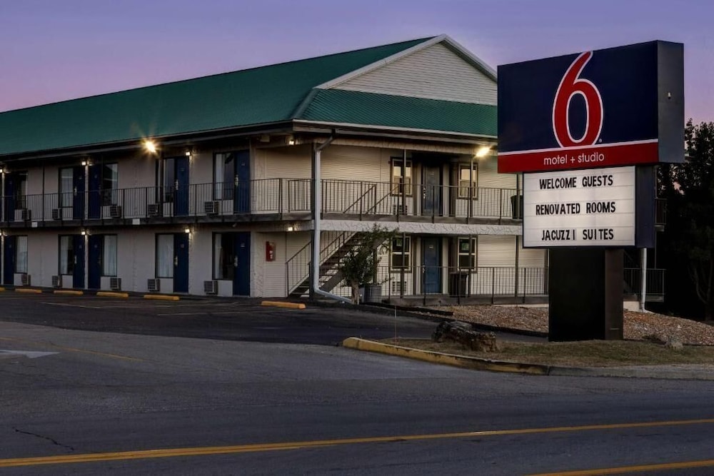 Motel 6 Branson West Silver Dollar City 4/58