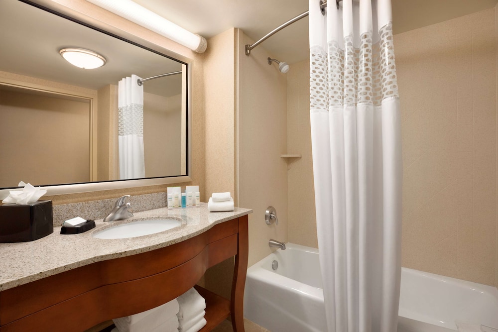 Hampton Inn and Suites Hartford/East Hartford 13/50