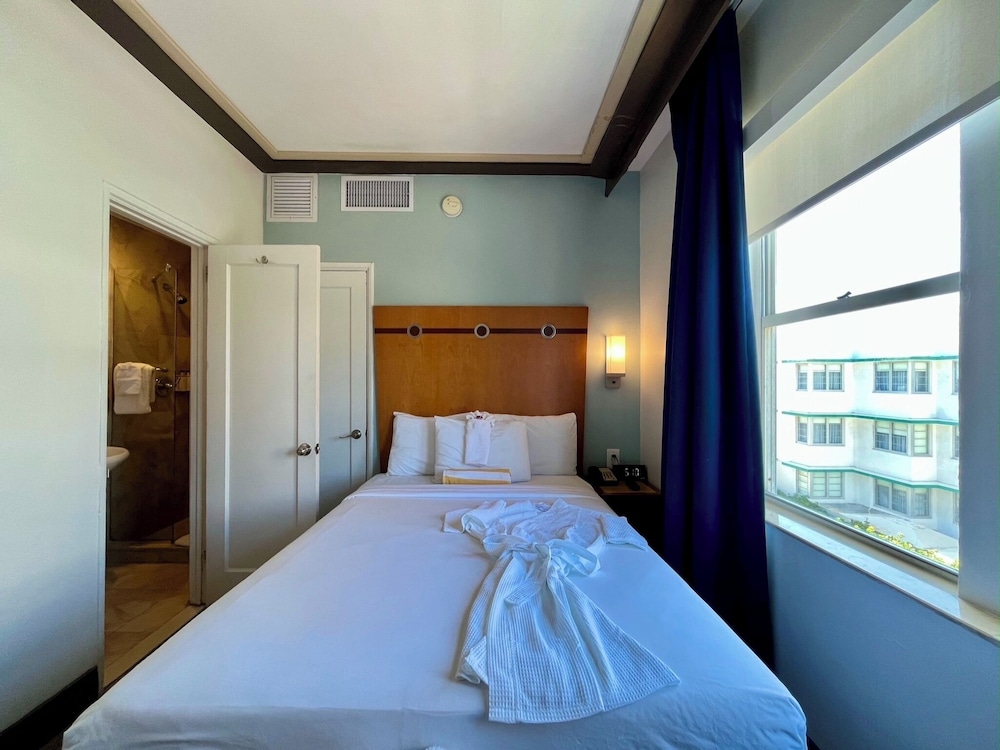 STANDARD, DOUBLE BED, PARTIAL OCEAN VIEW