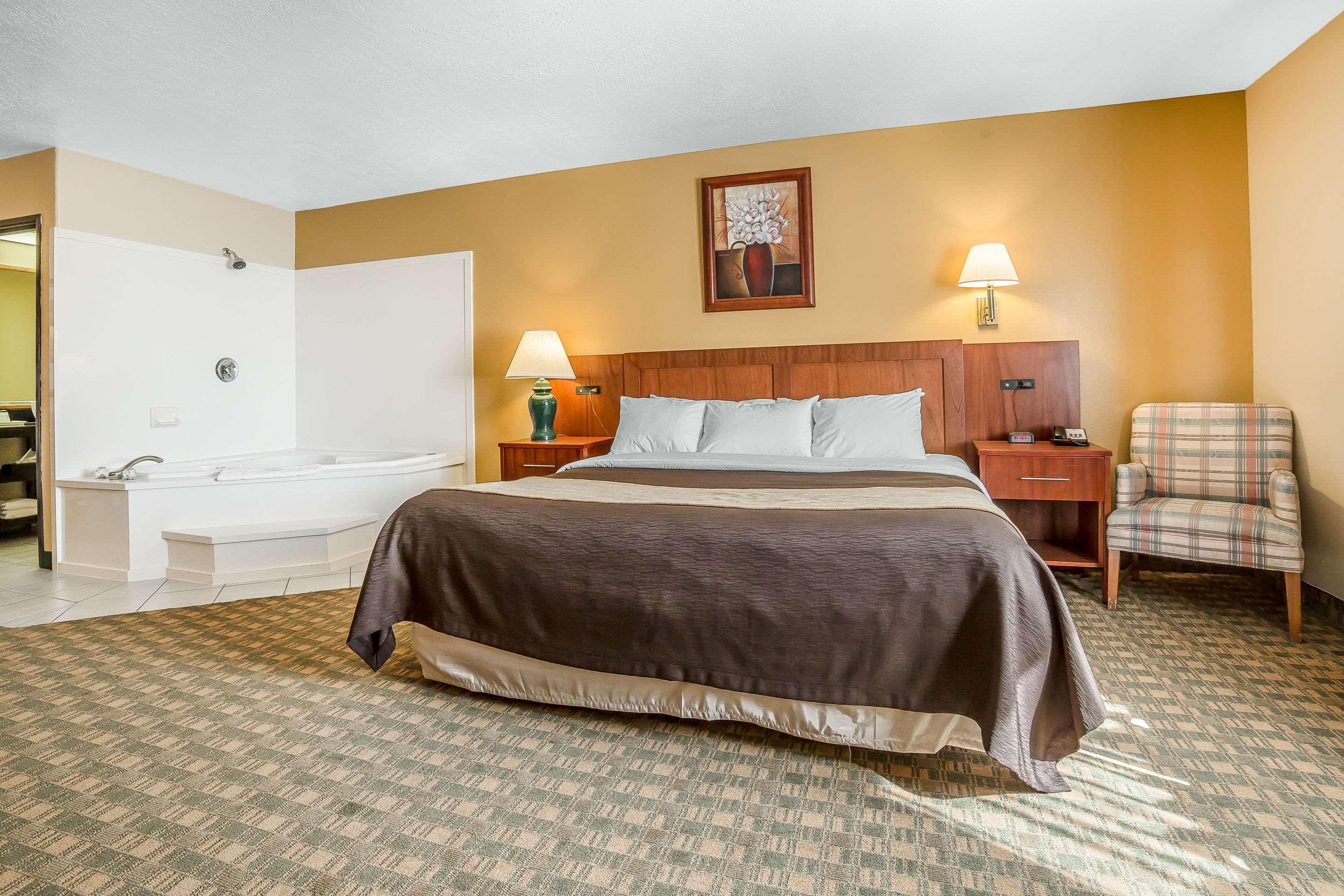 Efficiency, Suite, King Bed
