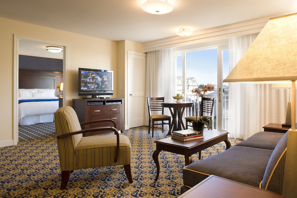 Newport Beach Hotel Suites 43/69