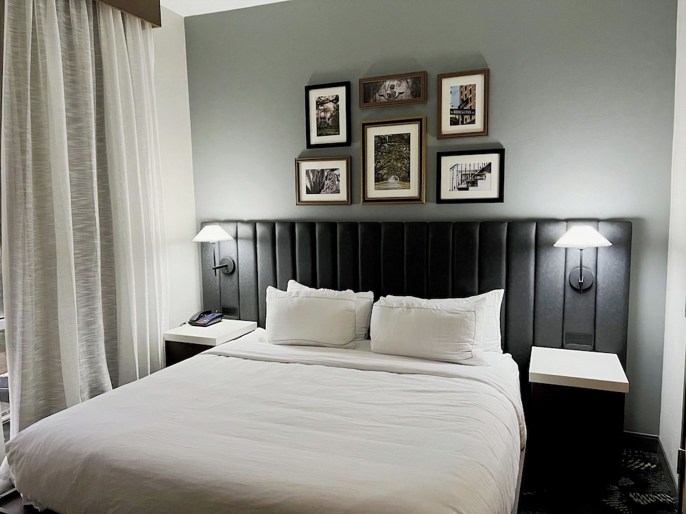 جناح ركني بسرير كينج، DoubleTree by Hilton Hotel Savannah Airport 4/10