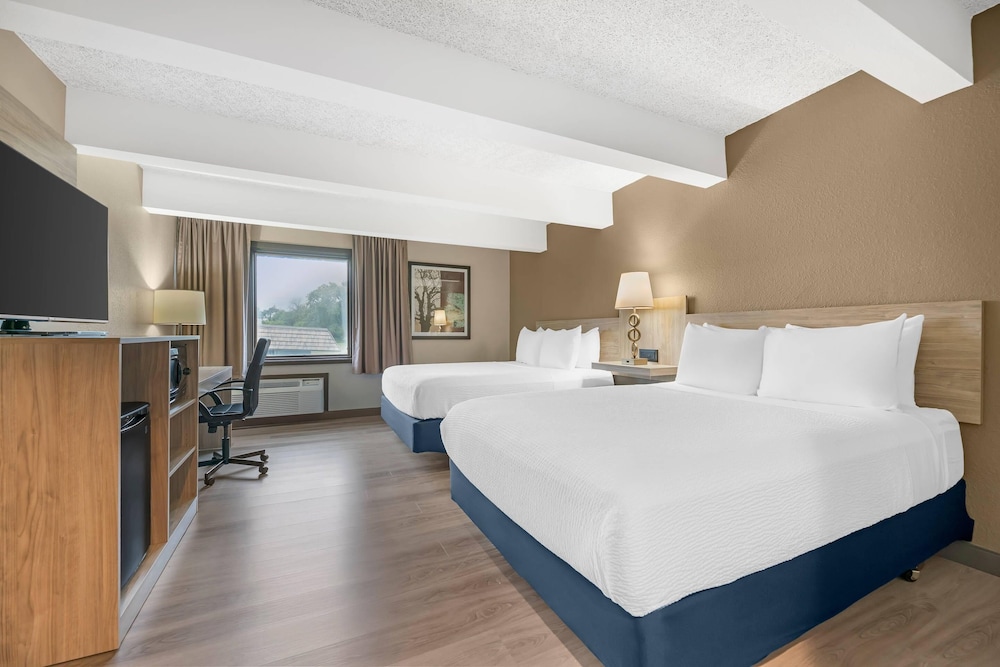 Fairway Inn and Suites Mishicot - Wi 15/50