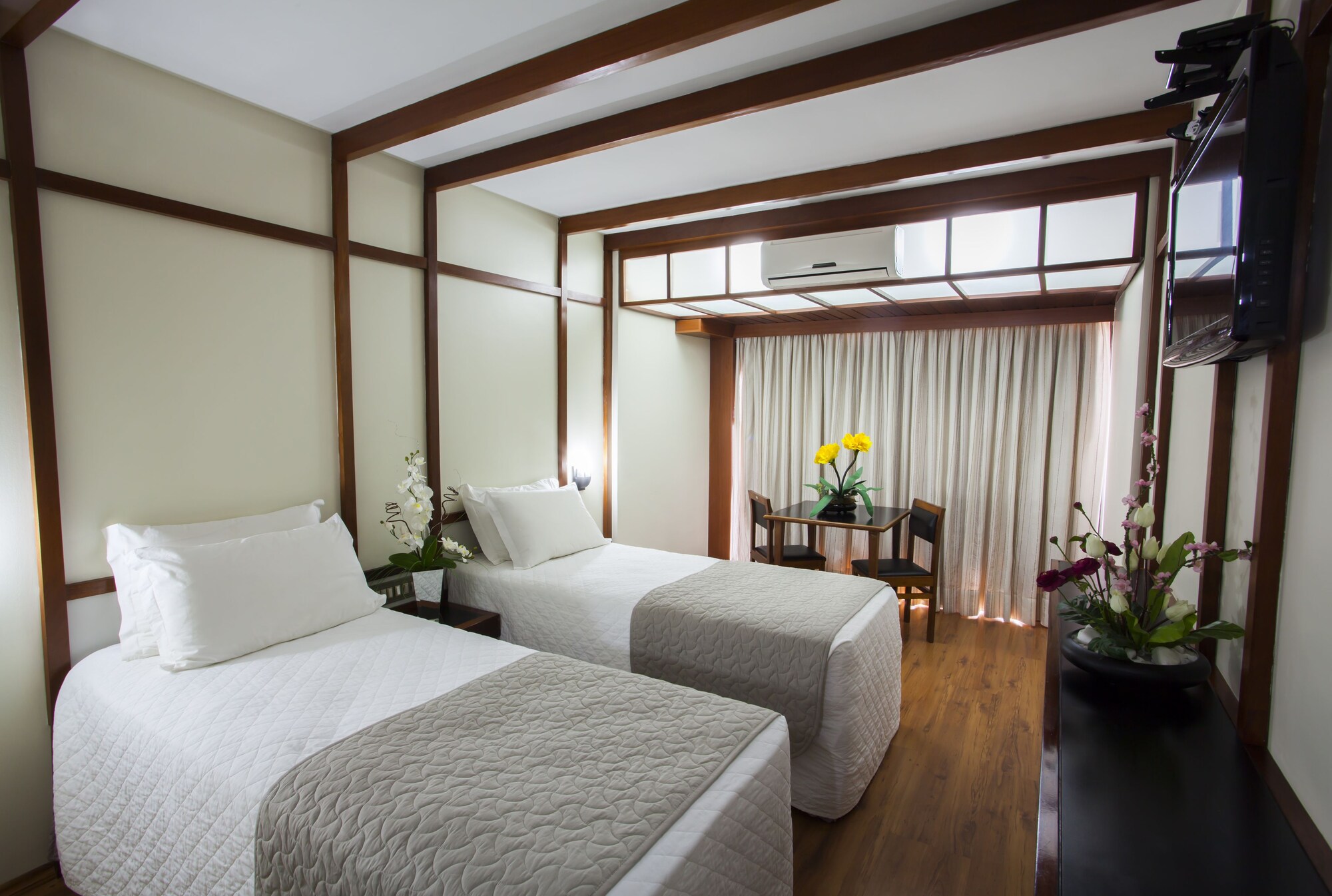 DELUXE, TWIN BEDS