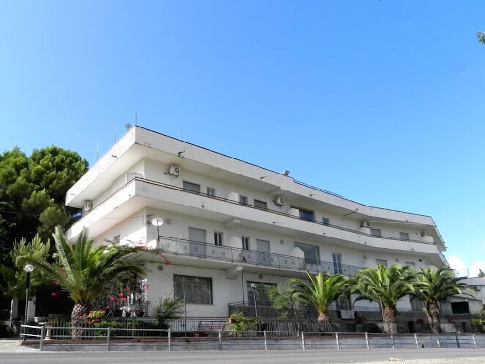 Eden Hotel 2/39
