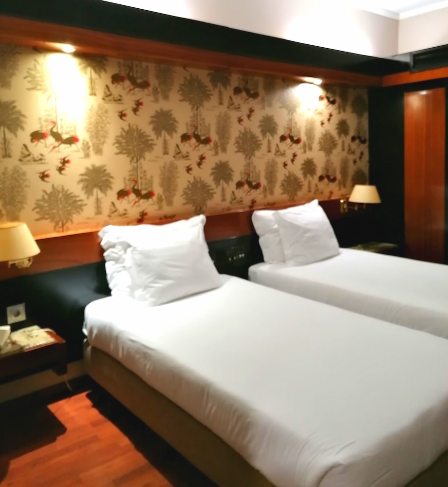 Lara Hotel 11/49