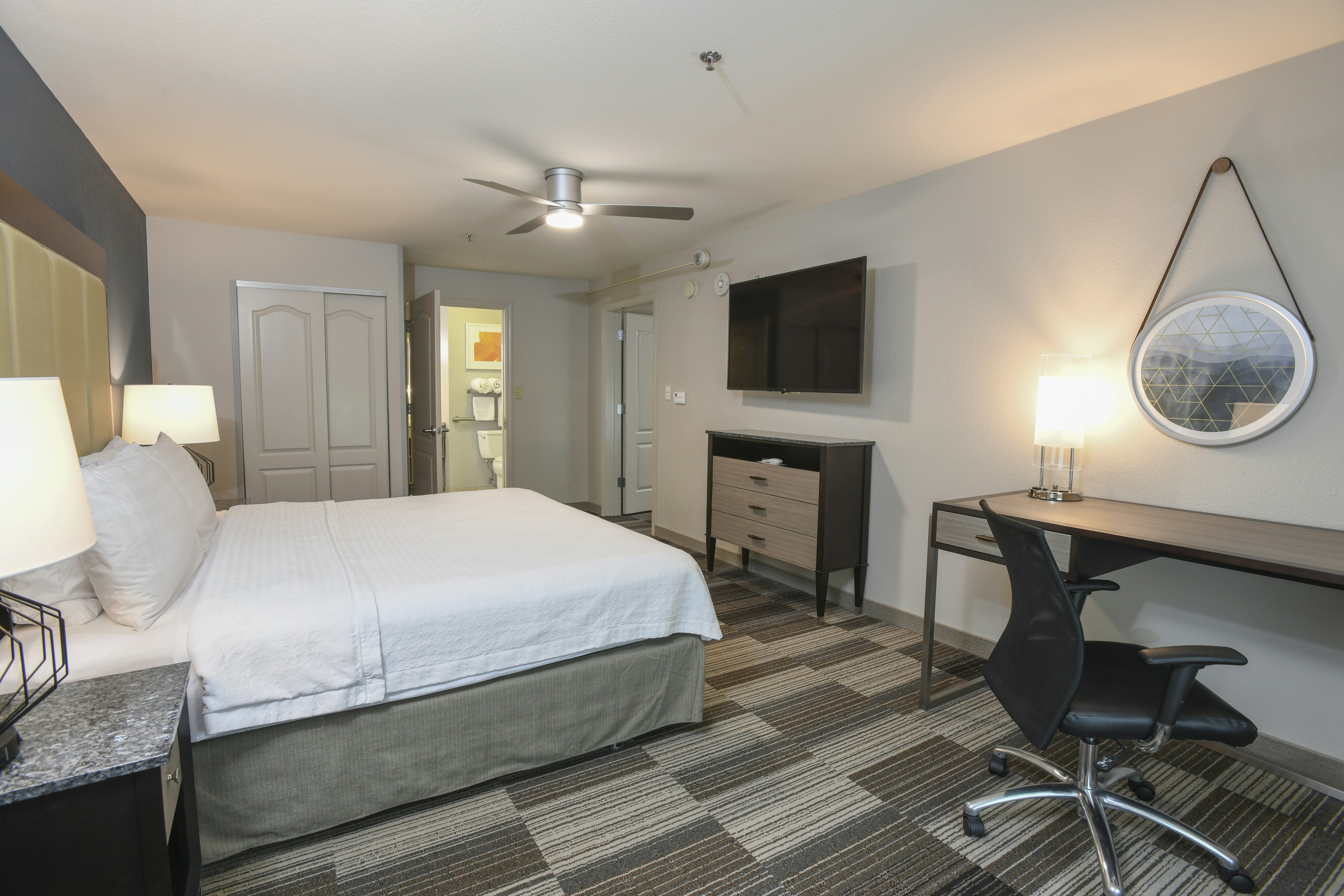 Suite, King Bed, Accessible
