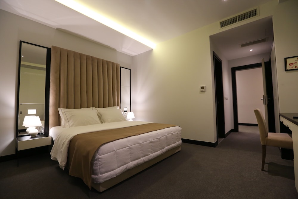 Delta Hotel 12/48